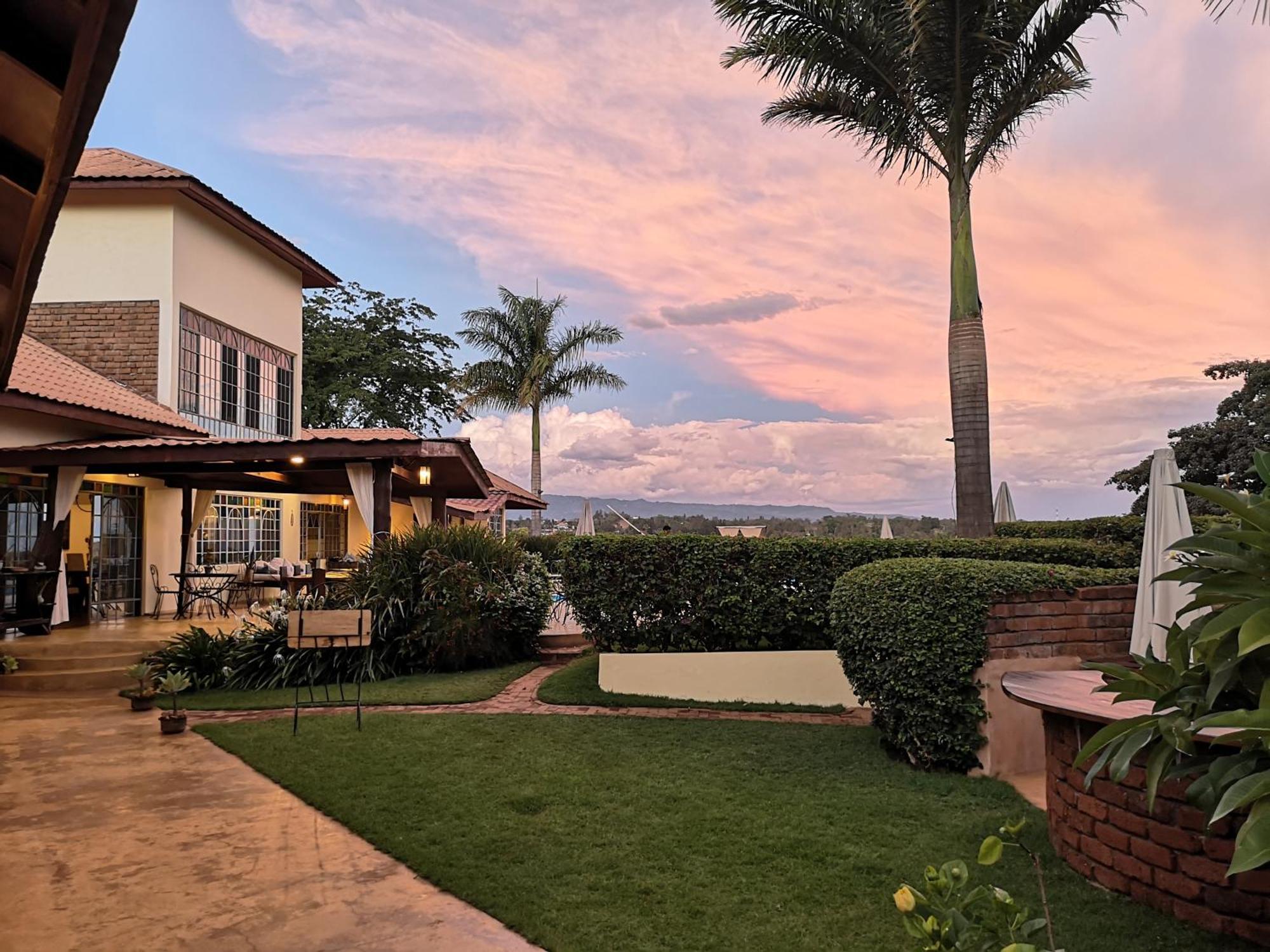 Pink Flamingo Boutique Hotel Moshi Esterno foto