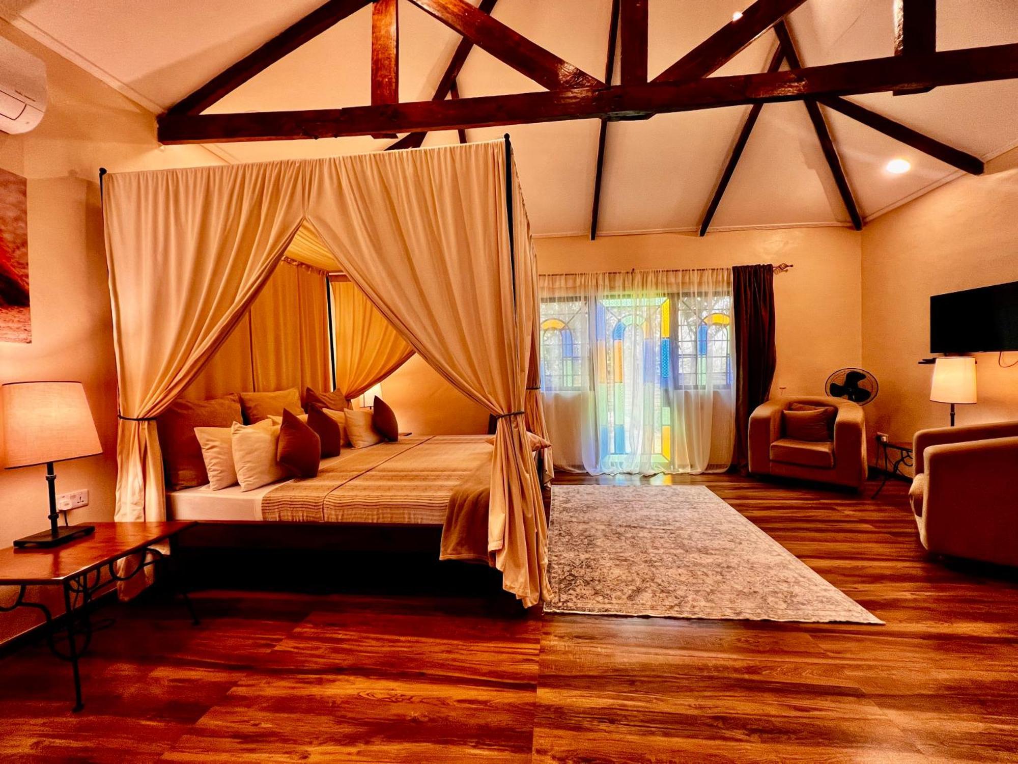 Pink Flamingo Boutique Hotel Moshi Esterno foto