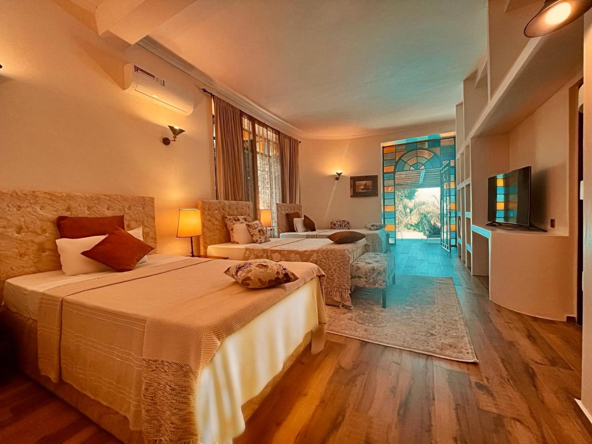 Pink Flamingo Boutique Hotel Moshi Esterno foto